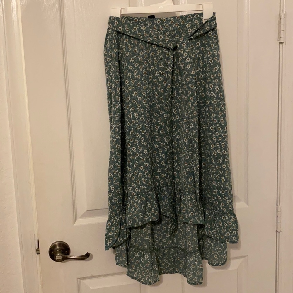 Adorable high-low flowy long skirt.